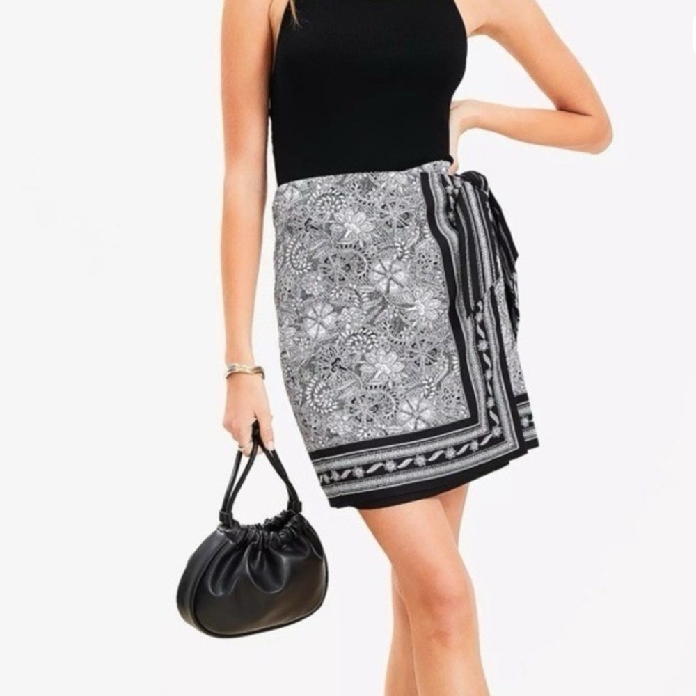 ✅ Black & White Floral Wrap Skirt